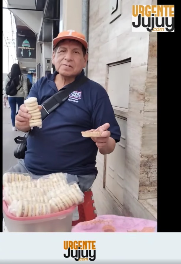 Don Carlos pide que le vayan a comprar en su puesto